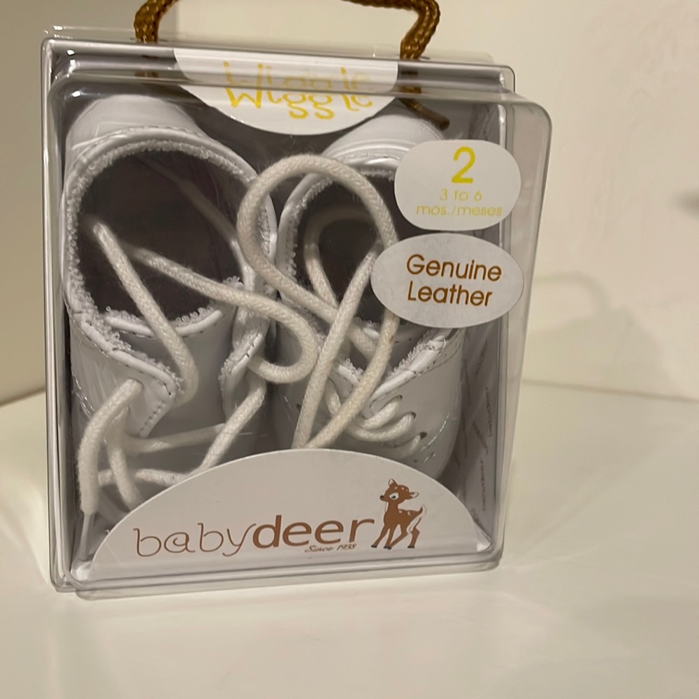Baby deer white leather shoes size 2 3-6 months